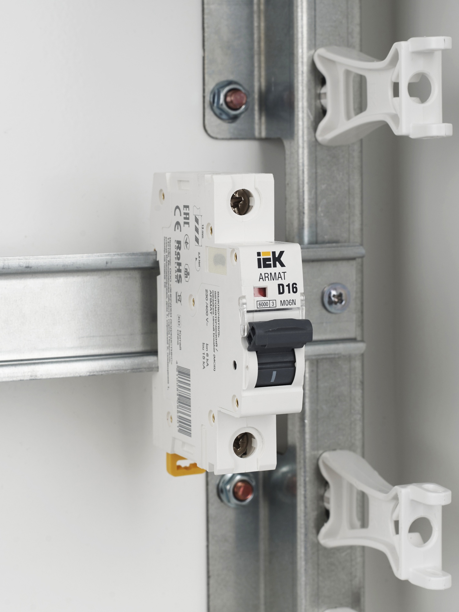 ARMAT Автоматический выключатель M06N 1P D 16А IEK