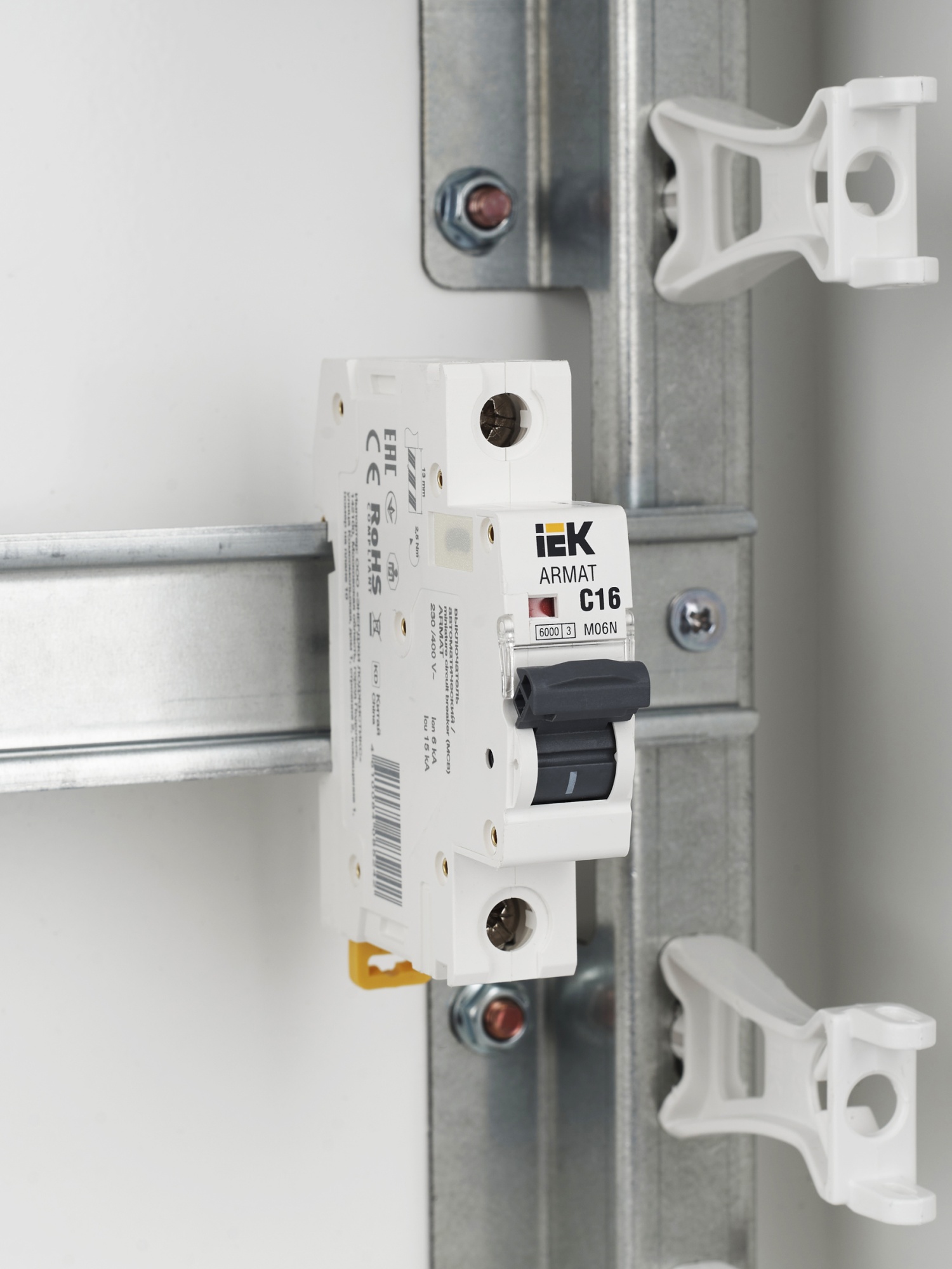 ARMAT Автоматический выключатель M06N 1P C 16А IEK